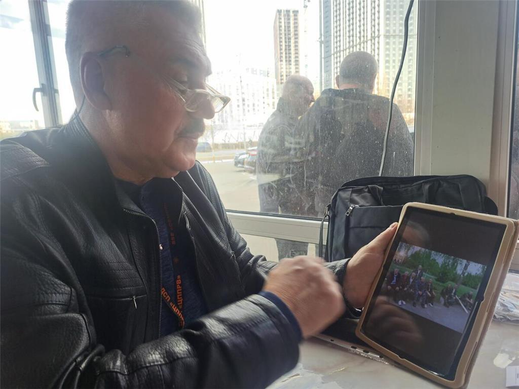 Tschernobyl-Liquidator Mychajlo Bukow zeigt ein Foto ehemaliger Arbeitskollegen ...