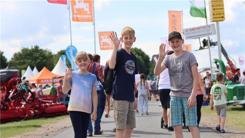 Weniger Besucher auf der Tarmstedter Ausstellung Tschüss, Tarmstedt: Greta, Henri und Hannes verabschieden sich von der 73. Tarmstedter Ausstellung. Die vielen Tiere, die Traktoren und das Riesenrad mochten die Geschwister aus Bassum am liebsten. Foto: Saskia Harscher