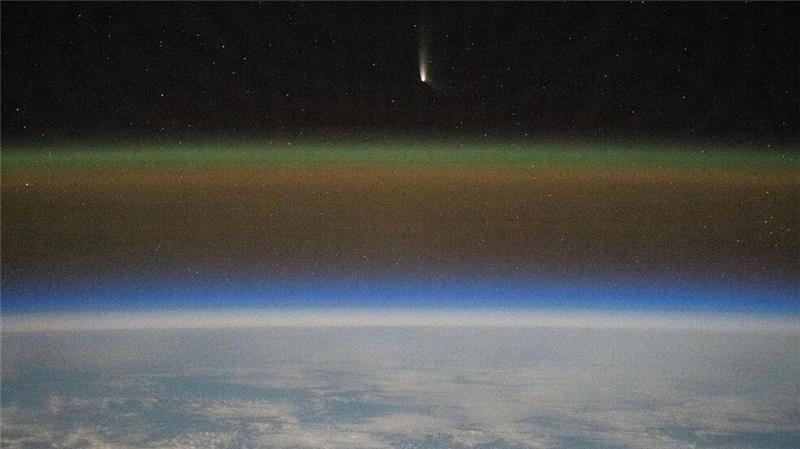 Komet mit Schweif am abendlichen Westhimmel Tsuchinshan-Atlas soll am 10. Oktober im Westen am abendlichen Horizont auftauchen.