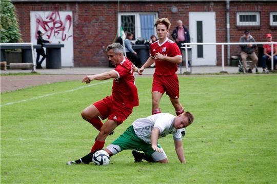 TuS Gaarden - SpVg Eidertal Molfsee II. Der ehemalige Bundesligaspieler Fin Bartels (l) wird in einem Zweikampf attackiert. Foto: Felix Schröder/dpa