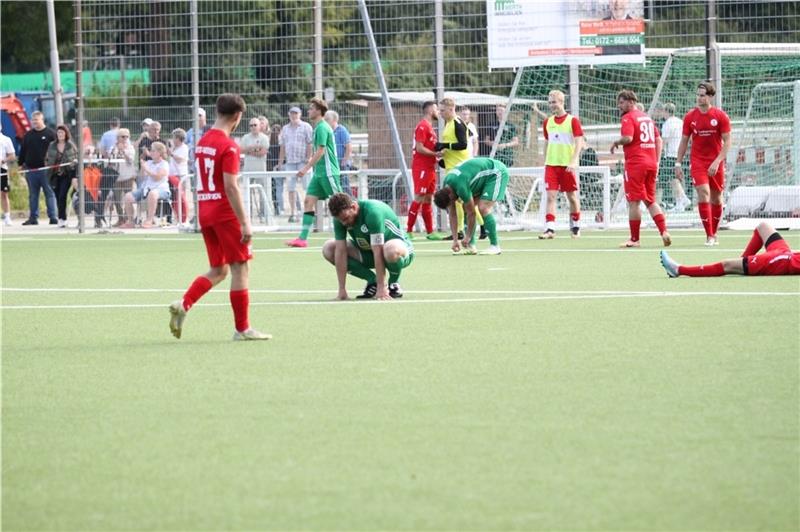Aufsteiger TuS Harsefeld verpasst gegen Favoriten die Überraschung TuS-Kapitän Fabian Haarmann ist nach dem Abpfiff enttäuscht. Die Harsefelder waren mit Favorit Cuxhaven auf Augenhöhe. Foto: Bröhan