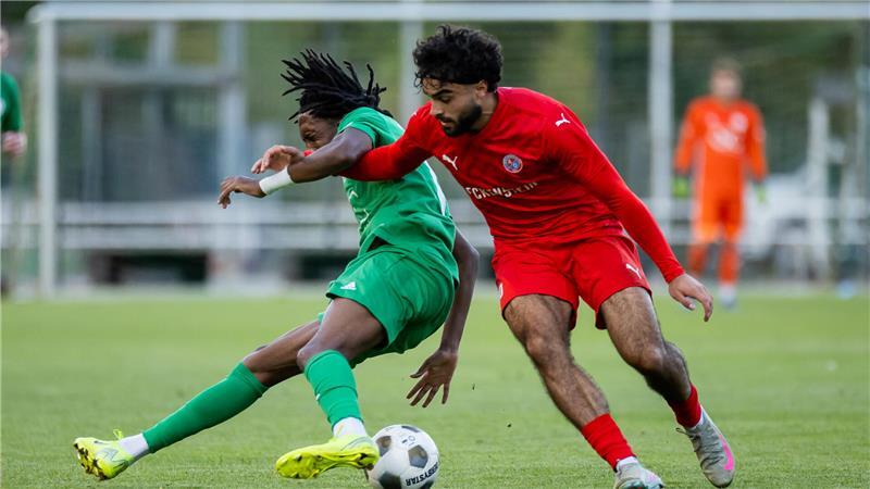 D/A II will zwei Titel - Stade setzt Signal in prekärer Situation TuS-Stürmer Jonathan Bondombe-Simba (links, 13 Tore) und A/O-Stürmer Enes Badur (10) mischen in der Torjägerliste ganz weit vorne mit, derzeit angeführt von Eren Badur (14, A/O).