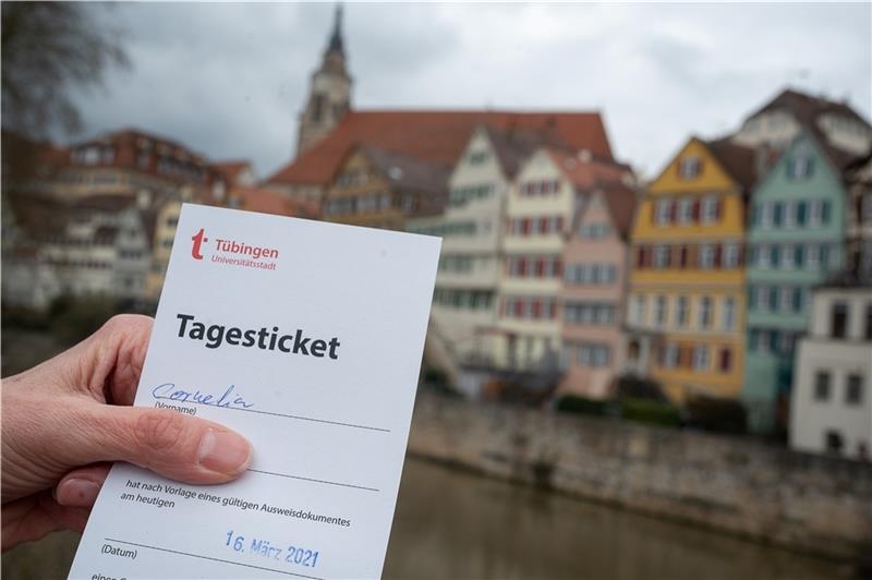 Tübingen gehört in Baden-Württemberg zum Modellprojekt „Öffnen mit Sicherheit“ . Es soll erprobt werden, ob durch den intensiven Einsatz von Schnelltests zusätzliche Öffnungsschritte umsetzbar sind, ohne dass dadurch ein negativer Effekt au