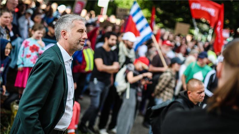 Bilder des Tages Tübingens Oberbürgermeister Boris Palmer (Parteilos, l) kommt zu seiner Diskussionsrunde mit dem AfD-Landesvorsitzendem Frohnmaier zum Austragungsort, der Hermann-Hepper-Halle, vor der eine Demonstration der Linken gegen die AfD stattfindet.