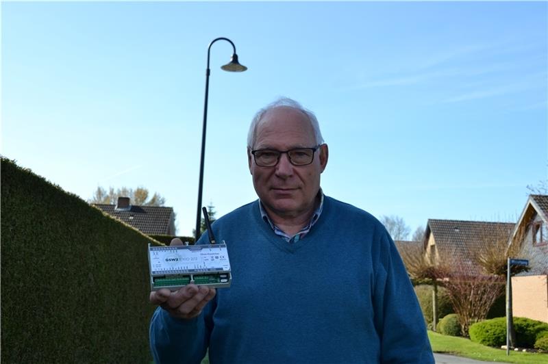 Tüftler Dietmar Stüven präsentiert eines der drei kleinen Kästchen, die dafür sorgen sollen, dass ab Mitte Mai in Oederquart Straßenzüge nächtens nach Bedarf beleuchtet werden. Foto: Helfferich