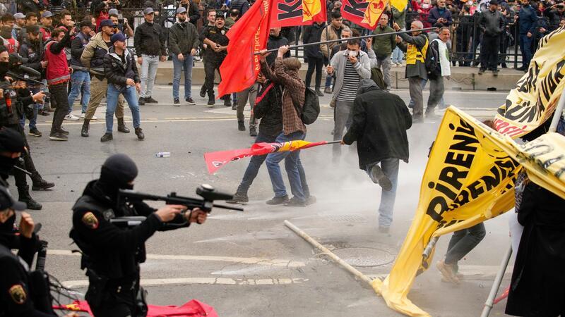 Polizei verhindert Mai-Protest in Istanbul Türkische Polizisten gehen gegen Demonstranten vor, als diese versuchen, den Taksim-Platz für eine nicht genehmigte Maikundgebung zu erreichen.