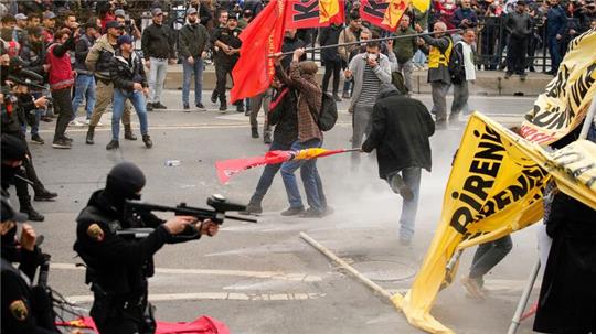 Türkische Polizisten gehen gegen Demonstranten vor, als diese versuchen, den Taksim-Platz für eine nicht genehmigte Maikundgebung zu erreichen.