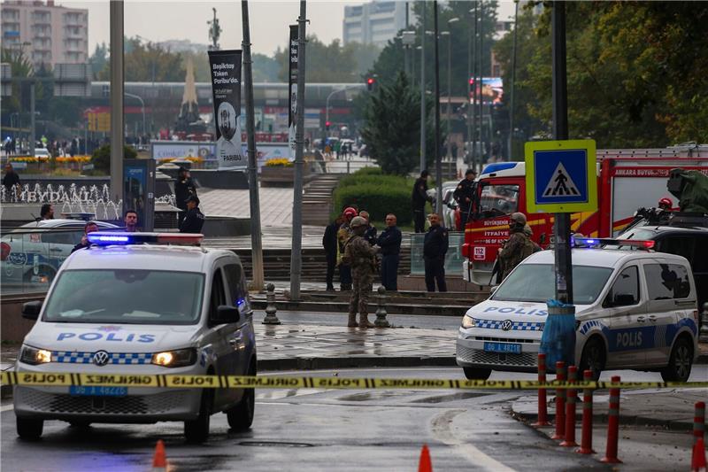 Bombenanschlag erschüttert Ankara: Bekennerschreiben der PKK Türkische Sicherheitskräfte riegeln nach einer Region in Ankara ein Gebiet ab.