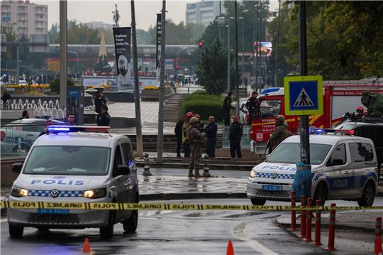 Türkische Sicherheitskräfte riegeln nach einer Region in Ankara ein Gebiet ab.