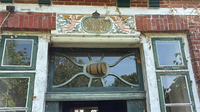 Türoberlicht der ehemaligen Brauerei im Haus Am Fleet 14 mit Tonne.