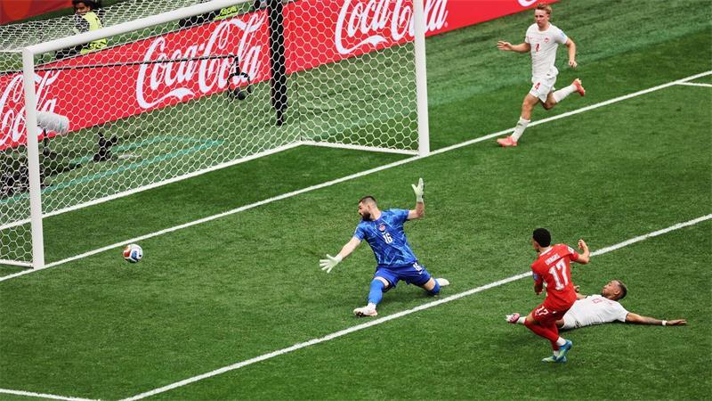 Türoffner für die Schweiz: Vargas erzielt das 1:0.