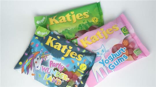 Tüten mit Fruchtgummis der Marke Katjes.