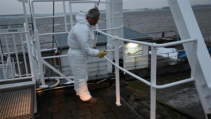 Lühe-Anleger leuchtet in strahlendem Weiß - Fähre legt wieder ab Tuncel Kapaklikaya von Xervon Oberflächentechnik trägt am Freitagmorgen am Lühe-Anleger die letzte Farbe auf.