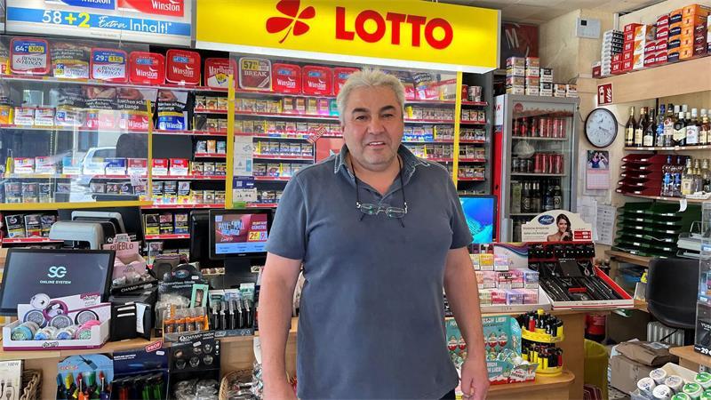 Tuncer Eker steht in „Eker’s Kiosk“ jeden Tag selbst hinter der Ladentheke, um für seine Kundschaft da zu sein.