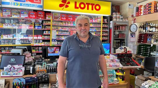 Tuncer Eker steht in „Eker’s Kiosk“ jeden Tag selbst hinter der Ladentheke, um für seine Kundschaft da zu sein.