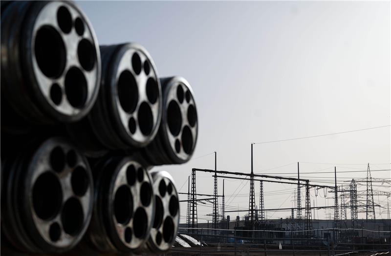Tunnelvortriebsrohre stehen auf einer Baustelle für die geplanten Stromautobahn Suedlink. Foto: Murat/dpa