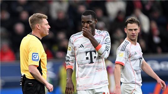 Turbulentes Spiel in Leverkusen: Bayern-Stürmer Nicolas Jackson (M) sah die Rote Karte.