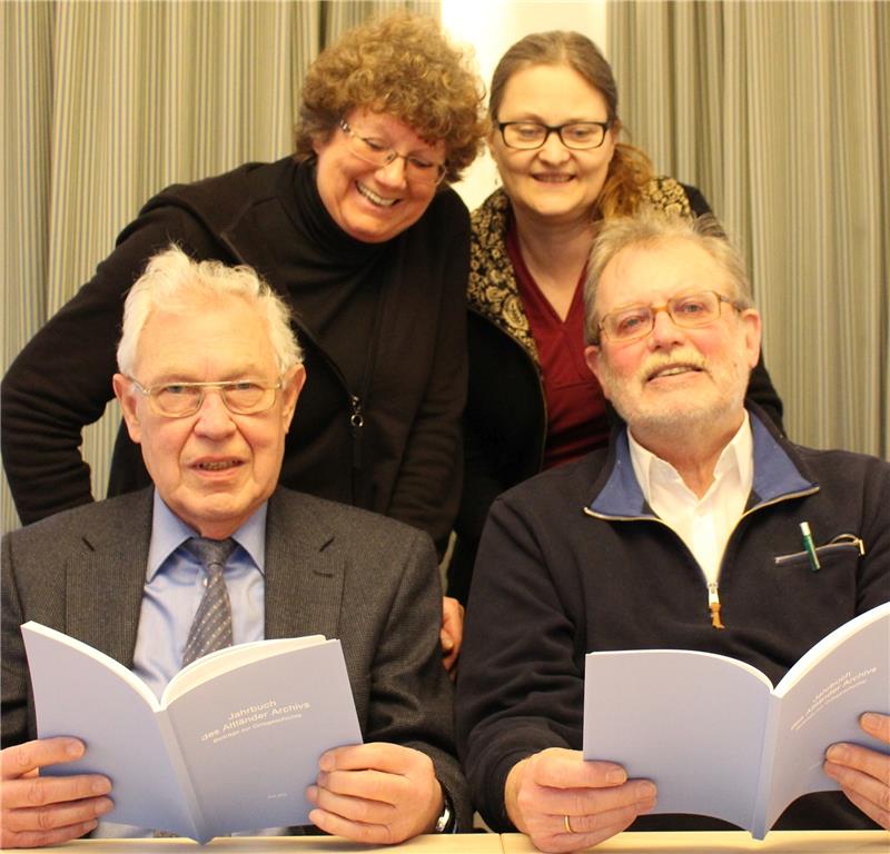 Turmuhren spielen eine wichtige Rolle im neuen Jahrbuch des Altländer Archivs, das seine Macher hier präsentieren: Jürgen Hoffmann und Pastor i. R. Hans-Heinrich Tegtmeyer (beide Autoren), Archivarin Susanne Höft-Schorpp und Gafikerin Silvia Hotopp-Prigge.