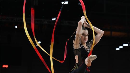 Turnen/Rhythmische Sportgymnastik: Deutsche Meisterschaft, Entscheidung Band, Frauen. Darja Varfolomeev mit ihrer Übung.