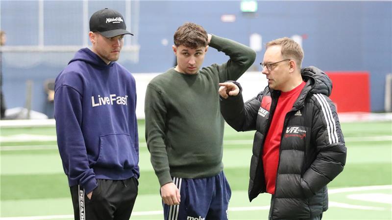 Turnierchef Torben Milbredt (rechts) weist die Helfer ein.