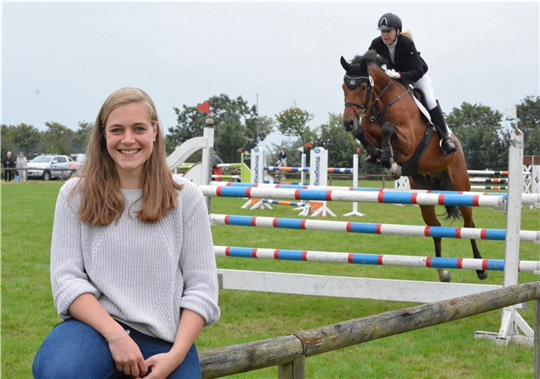 Turnierchefin Alena Hartlef ist bestens organisiert und lässt sich nicht aus der Ruhe bringen. Im Hintergrund: Corinna Melchien vom RFV Ladekop auf Cabaluga. Fotos: Ratje