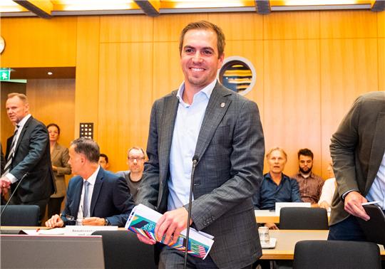 Turnierdirektor Philipp Lahm besuchte am Donnerstag die Hansestadt. Foto: dpa