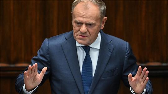 Der polnische Ministerpräsident Donald Tusk spricht während einer Sitzung des Sejm in Warschau. 