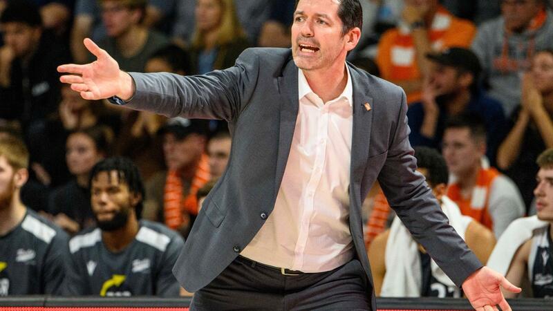 Martin Schiller ab Sommer neuer Basketball-Trainer in Vechta Ty Harrelson, Trainer von Rasta Vechta gibt taktische Anweisungen.