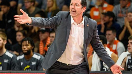 Ty Harrelson, Trainer von Rasta Vechta gibt taktische Anweisungen.