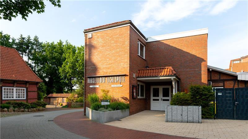 Kinos auf dem Land: Harsefelder Lichtspiele kommen groß raus Typisch für Provinzkinos: die schlichte Außenansicht der Harsefelder Lichtspiele.