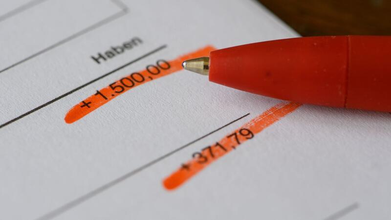 Typischer Fall: Der in Vollzeit arbeitende Mann hat Steuerklasse 3, die in Teilzeit arbeitende und daher weniger verdienende Frau die Steuerklasse 5.