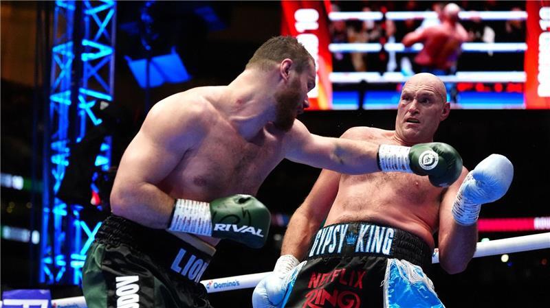 Wieder da: Fury drängt Joshua zum britischen Box-Blockbuster Tyson Fury: Viele Schläge von Arslanbek Machmudow gehen ins Leere.