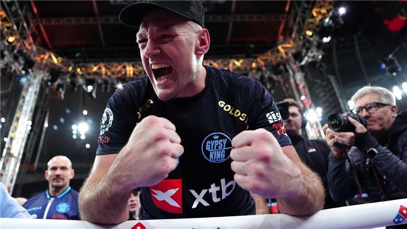 Tyson Fury feiert seinen Sieg gegen Arslanbek Machmudow nach dem Schwergewichtskampf im Tottenham Hotspur Stadium.