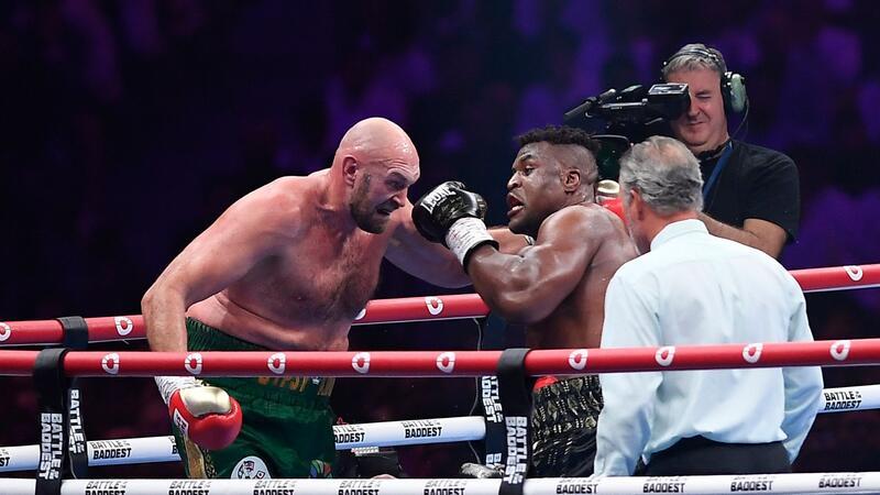 Tyson Fury (l) hatte gegen Francis Ngannou Mühe.