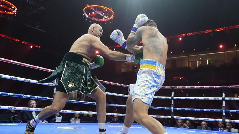 Duell um Schwergewichtskrone: Profiboxer Usyk schlägt Fury Tyson Fury (l) kämpfte gegen Oleksandr Usyk um mehrere Weltmeistertitel im Schwergewicht.