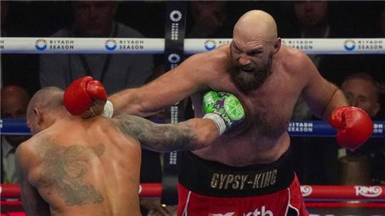 Tyson Fury (r) hat erneut seine Karriere beendet.