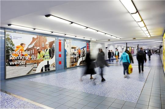 U-Bahn-Tunnel Jungfernstieg: Hier hängen Plakate, die Hamburger auf die kleine Hansestadt aufmerksam machen sollen. Foto: Stade Marketing/ Carsten Dammann