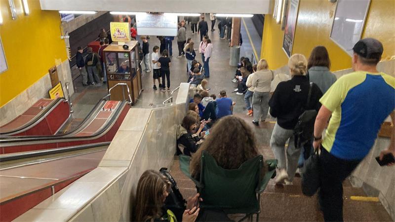 U-Bahn statt Schule: Bei Luftalarm fällt der Unterricht aus. (Archivbild)