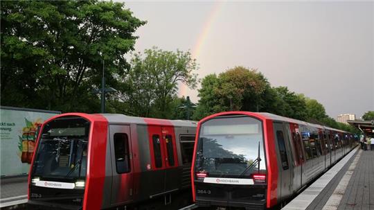 U-Bahnzüge stehen an der U-Bahnstation Saarlandstrasse.