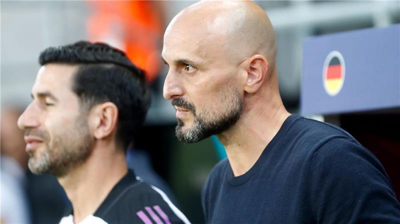 Dramatisches Viertelfinale: Joker Röhl trifft beim 3:2-Sieg U21-Nationaltrainer Antonio Di Salvo (r) erlebte einen höchst intensiven Abend.