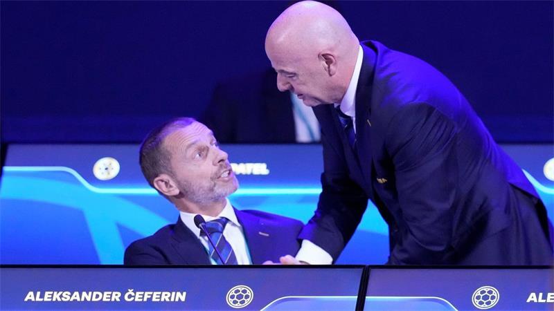 UEFA-Boss Aleksander Ceferin (l) und FIFA-Boss Gianni Infantino sind die Rivalen im Machtkampf der Fußball-Funktionäre. (Archivbild) 