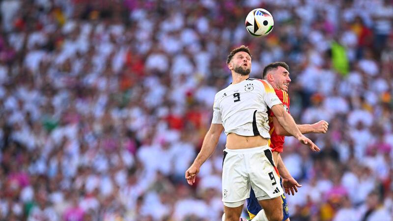 Endstation Viertelfinale: Spanien-Schock stoppt die EM-Party UEFA Euro 2024, EM, Spanien - Deutschland, Finalrunde, Viertelfinale, Stuttgart Arena, Deutschlands Niclas Füllkrug (l) und Spaniens Aymeric Laporte im Kopfballduell.