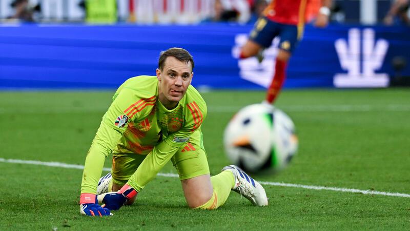 Endstation Viertelfinale: Spanien-Schock stoppt die EM-Party UEFA Euro 2024, Spanien - Deutschland, Finalrunde, Viertelfinale, Stuttgart Arena, Deutschlands Torhüter Manuel Neuer schaut dem Ball hinterher.