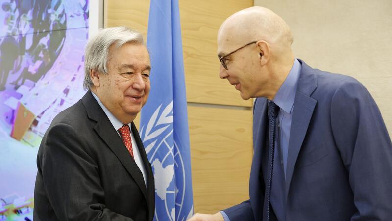 UN-Generalsekretär António Guterres (l) und der UN-Hochkommissar für Menschenrechte, Volker Türk, begrüßen sich in Genf.