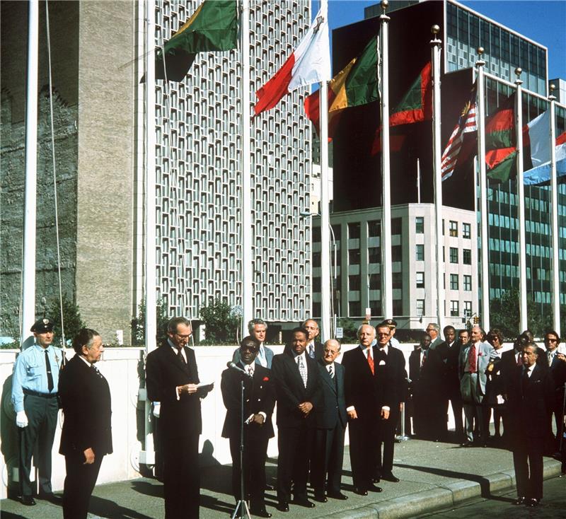 UN-Generalsekretär Kurt Waldheim (3.v.l.) hält am 19. September 1973 während der Flaggenzeremonie eine Begrüßungsrede vor dem UN-Gebäude in New York.