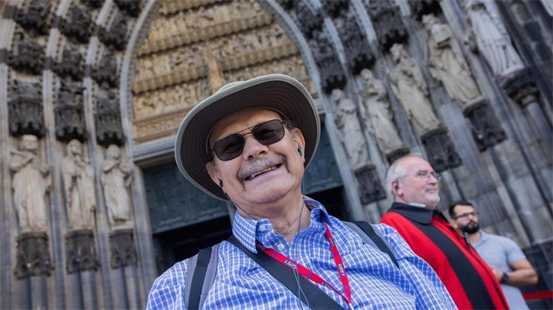Wie kommt der Eintrittspreis am Kölner Dom am ersten Tag an? US-Amerikaner Michael findet den Preis fair.