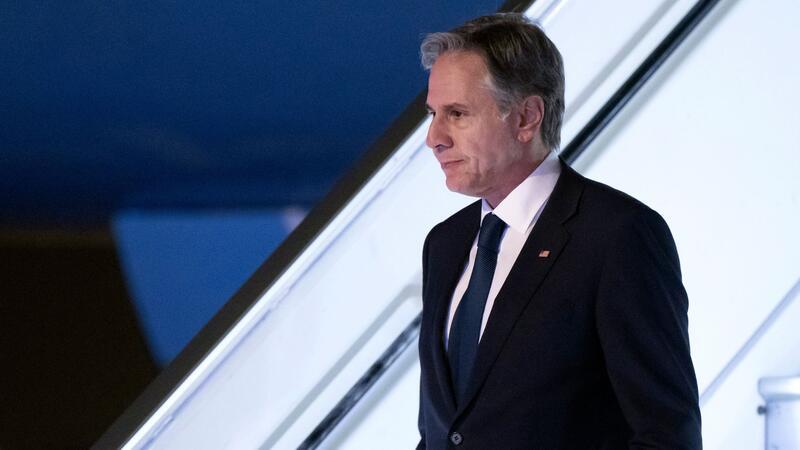 US-Außenminister Antony Blinken kommt auf dem Ben-Gurion-Flughafen in Tel Aviv an.
