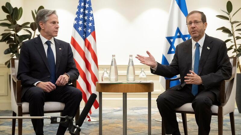 US-Außenminister Antony Blinken (l) trifft Israels Präsident Isaac Herzog.