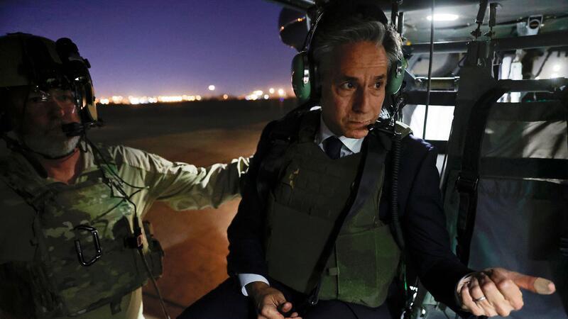 Blinken reist überraschend in den Irak US-Außenminister Antony Blinken (r) verlässt die internationale Zone in Bagdad mit einem Helikopter.