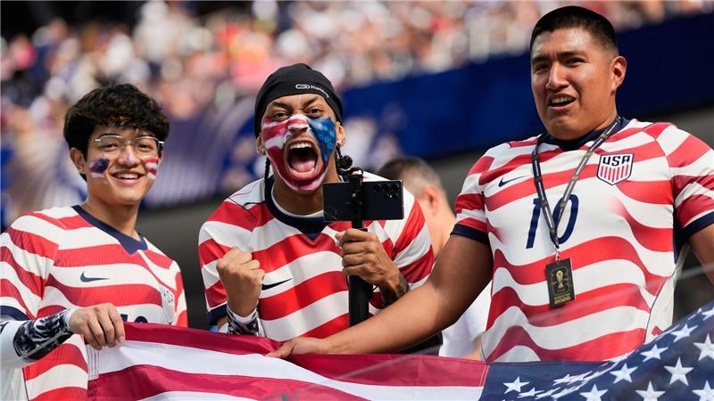 US-Fans jubeln vor dem Spiel USA gegen Paraguay bei der Fußball-WM.